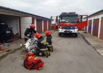 16.11.2020 Końskie. Akcja ratująca życie mężczyzny, który prawdopodobnie zaczadził się w garażu / PSP w Końskich