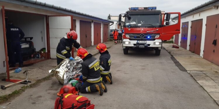 16.11.2020 Końskie. Akcja ratująca życie mężczyzny, który prawdopodobnie zaczadził się w garażu / PSP w Końskich