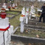 09.11.2020 Kielce. Pracownicy KOWR udekorowali chryzantemami groby na Cmentarzu Partyzanckim. Na zdjęciu: Jacek Toś - dyrektor KOWR w Kielcach / Jarosław Kubalski / Radio Kielce