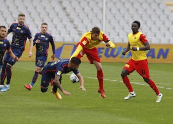 11.10.2020 Kielce. Mecz Korona Kielce – Odra Opole. Na zdjęciu (od prawej): Emile Thiakane i Jacek Kiełb / Jarosław Kubalski / Radio Kielce