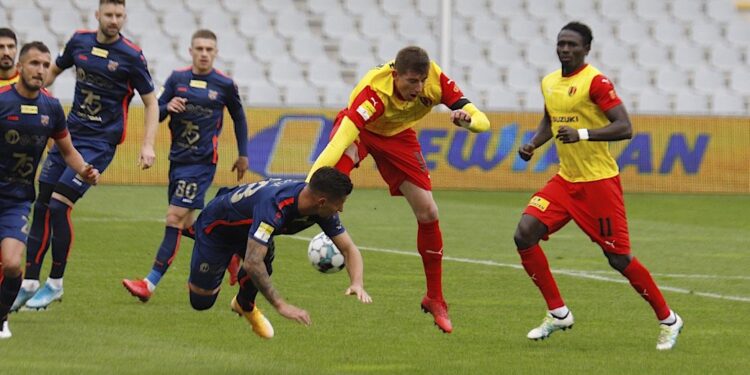 11.10.2020 Kielce. Mecz Korona Kielce – Odra Opole. Na zdjęciu (od prawej): Emile Thiakane i Jacek Kiełb / Jarosław Kubalski / Radio Kielce