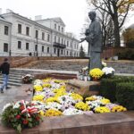 03.11.2020. Kielce. Chryzantemy na kieleckich ulicach / Jarosław Kubalski / Radio Kielce