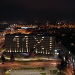 10.11.2020. Kielce. Budynek Świętokrzyskiego Urzędu Wojewódzkiego z napisem: 11.XI / Jarosław Kubalski / Radio Kielce