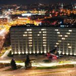 10.11.2020. Kielce. Budynek Świętokrzyskiego Urzędu Wojewódzkiego z napisem: 11.XI / Jarosław Kubalski / Radio Kielce