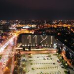 10.11.2020. Kielce. Budynek Świętokrzyskiego Urzędu Wojewódzkiego z napisem: 11.XI / Jarosław Kubalski / Radio Kielce