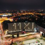 10.11.2020. Kielce. Budynek Świętokrzyskiego Urzędu Wojewódzkiego z napisem: 11.XI / Jarosław Kubalski / Radio Kielce