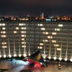 10.11.2020. Kielce. Budynek Świętokrzyskiego Urzędu Wojewódzkiego z napisem: 11.XI / Jarosław Kubalski / Radio Kielce