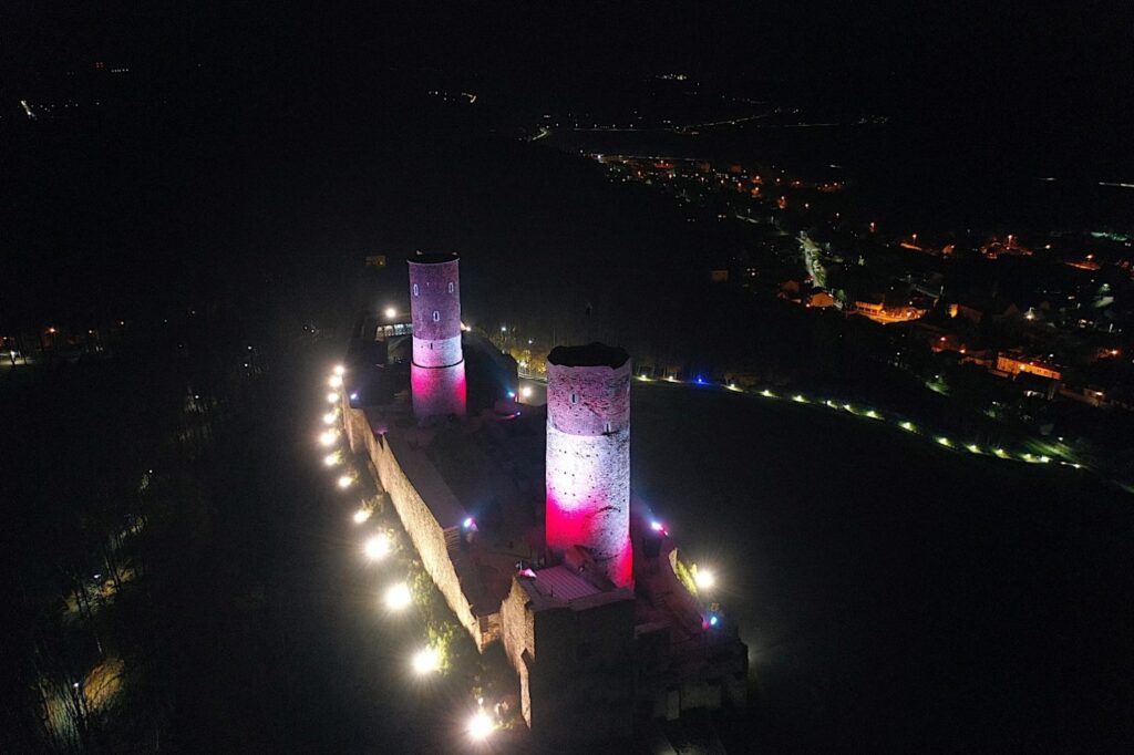 Gdzie przybyło, a gdzie było mniej turystów? Są niespodzianki - Radio Kielce Chęciny. Zamek Królewski podświetlony na "biało-czerwono" / Fot. Jarosław Kubalski - Radio Kielce