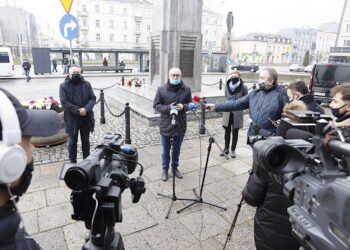 23.11.2020. Kielce. Konferencja członków Koalicji Obywatelskiej. Na zdjęciu (w środku): Bartłomiej Sienkiewicz - poseł KO, Artur Gierada - przewodniczący świętokrzyskich struktur PO i Agata Wojda - radna Rady Miasta Kielce / Jarosław Kubalski / Radio Kielce