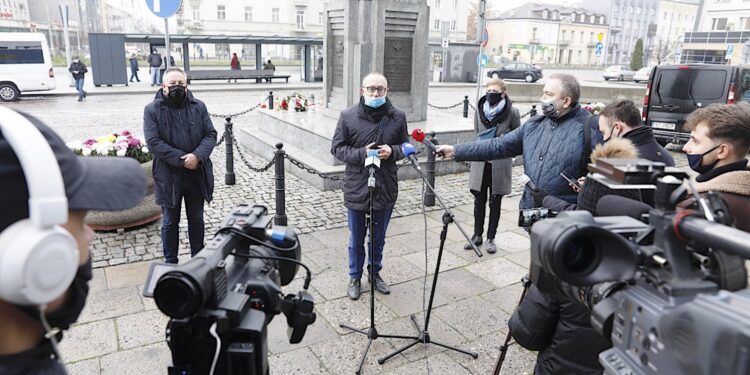 23.11.2020. Kielce. Konferencja członków Koalicji Obywatelskiej. Na zdjęciu (w środku): Bartłomiej Sienkiewicz - poseł KO, Artur Gierada - przewodniczący świętokrzyskich struktur PO i Agata Wojda - radna Rady Miasta Kielce / Jarosław Kubalski / Radio Kielce