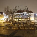 30.11.2020. Kielce. Montaż choinki na Rynku / Jarosław Kubalski / Radio Kielce