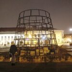 30.11.2020. Kielce. Montaż choinki na Rynku / Jarosław Kubalski / Radio Kielce