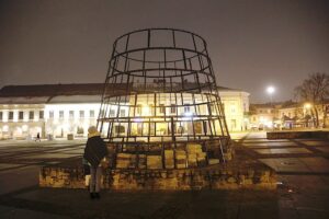 30.11.2020. Kielce. Montaż choinki na Rynku / Jarosław Kubalski / Radio Kielce