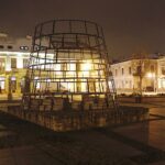 30.11.2020. Kielce. Montaż choinki na Rynku / Jarosław Kubalski / Radio Kielce