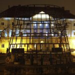 30.11.2020. Kielce. Montaż choinki na Rynku / Jarosław Kubalski / Radio Kielce