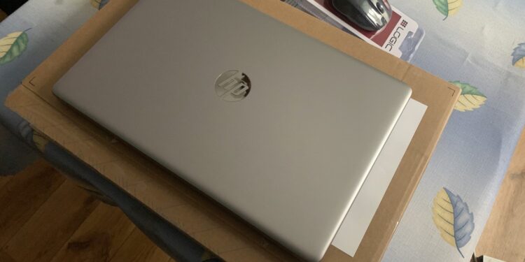 Nowe laptopy dla rodzin zastępczych i placówek opiekuńczo-wychowawczych z terenu powiatu kieleckiego / Monika Miller / Radio Kielce