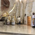 01.11.2020. Sandomierz. Msza w kościele ojców pallotynów. Na zdjęciu (pierwszy z lewej): Krzysztof Nitkiewicz - biskup sandomierski / Grażyna-Szlęzak-Wójcik / Radio Kielce