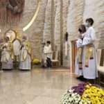 01.11.2020. Sandomierz. Msza w kościele ojców pallotynów. Na zdjęciu (pierwszy z lewej): Krzysztof Nitkiewicz - biskup sandomierski / Grażyna-Szlęzak-Wójcik / Radio Kielce