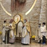 01.11.2020. Sandomierz. Msza w kościele ojców pallotynów. Na zdjęciu (w środku): Krzysztof Nitkiewicz - biskup sandomierski / Grażyna-Szlęzak-Wójcik / Radio Kielce