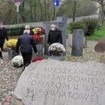 02.11.2020 Sandomierz. Członkowie zarządu powiatu sandomierskiego oraz radni kupili i złożyli chryzantemy w miejscach pamięci / Starostwo Powiatowe w Sandomierzu