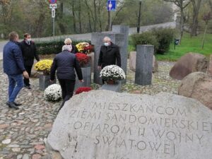 02.11.2020 Sandomierz. Członkowie zarządu powiatu sandomierskiego oraz radni kupili i złożyli chryzantemy w miejscach pamięci / Starostwo Powiatowe w Sandomierzu