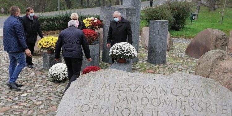 02.11.2020 Sandomierz. Członkowie zarządu powiatu sandomierskiego oraz radni kupili i złożyli chryzantemy w miejscach pamięci / Starostwo Powiatowe w Sandomierzu