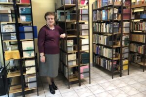 12.11.2020. Sandomierz. Miejska Biblioteka Publiczna w Sandomierzu przygotowuje się do rozbudowy siedziby. Na zdjęciu: Barbara Rożek - dyrektor Miejskiej Biblioteki Publicznej w Sandomierzu / Grażyna Szlęzak-Wójcik / Radio Kielce