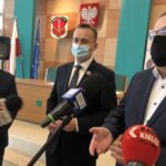 09.11.2020. Staszów. Podpisanie porozumienia o budowie mieszkań. Na zdjęciu (od lewej): Leszek Kopeć - burmistrz Staszowa, Michał Cieślak - członek Rady Ministrów i Michał Sroka - prezes Krajowego Zasobu Nieruchomości / Grażyna Szlęzak-Wójcik / Radio Kielce