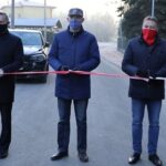 25.11.2020 Samsonów. Otwarcie ulicy Miodowej. Na zdjęciu (od lewej): Zbigniew Koniusz - wojewoda świętokrzyski, Wojciech Ślefarski - wójt Zagnańska, Mirosław Gębski - starosta kielecki / Starostwo Powiatowe w Kielcach