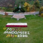 11.11.2020 Sandomierz. Flaga z chryzantem / Sandomierskie Stowarzyszenie Motocyklowe „Moto Sandomierz”