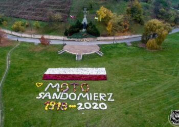 11.11.2020 Sandomierz. Flaga z chryzantem / Sandomierskie Stowarzyszenie Motocyklowe „Moto Sandomierz”