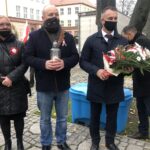 11.11.2020. Sandomierz. Uroczystości patriotyczne przy pomniku 2. Pułku Piechoty Legionów Armii Krajowej. Na zdjęciu (od lewej): Agnieszka Frańczak- Szczepanek - radna Rady Miasta w Sandomierzu, Marcin Świerkula - radny Radny Miasta Sandomierza i Marek Strugała - radny Radny Miasta Sandomierza / Grażyna Szlęzak-Wójcik / Radio Kielce