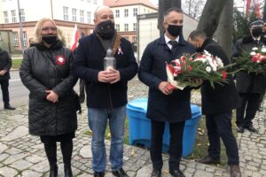 11.11.2020. Sandomierz. Uroczystości patriotyczne przy pomniku 2. Pułku Piechoty Legionów Armii Krajowej. Na zdjęciu (od lewej): Agnieszka Frańczak- Szczepanek - radna Rady Miasta w Sandomierzu, Marcin Świerkula - radny Radny Miasta Sandomierza i Marek Strugała - radny Radny Miasta Sandomierza / Grażyna Szlęzak-Wójcik / Radio Kielce