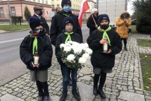 11.11.2020. Sandomierz. Uroczystości patriotyczne przy pomniku 2. Pułku Piechoty Legionów Armii Krajowej / Grażyna Szlęzak-Wójcik / Radio Kielce