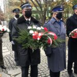 11.11.2020. Sandomierz. Uroczystości patriotyczne przy pomniku 2. Pułku Piechoty Legionów Armii Krajowej. Na zdjęciu (od lewej): Waldemar Maruszczak - zarząd powiatowy Ochotniczej Straży Pożarnej w Sandomierzu,  Ryszard Komański - komendant powiatowy policji w Sandomierzu i Andrzej Włodarczyk - zastępca komendanta powiatowego Państwowej Straży Pożarnej w Sandomierzu / Grażyna Szlęzak-Wójcik / Radio Kielce