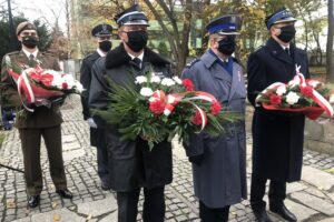 11.11.2020. Sandomierz. Uroczystości patriotyczne przy pomniku 2. Pułku Piechoty Legionów Armii Krajowej. Na zdjęciu (od lewej): Waldemar Maruszczak - zarząd powiatowy Ochotniczej Straży Pożarnej w Sandomierzu, Ryszard Komański - komendant powiatowy policji w Sandomierzu i Andrzej Włodarczyk - zastępca komendanta powiatowego Państwowej Straży Pożarnej w Sandomierzu / Grażyna Szlęzak-Wójcik / Radio Kielce