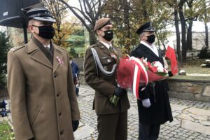 11.11.2020. Sandomierz. Uroczystości patriotyczne przy pomniku 2. Pułku Piechoty Legionów Armii Krajowej / Grażyna Szlęzak-Wójcik / Radio Kielce