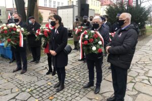 11.11.2020. Sandomierz. Uroczystości patriotyczne przy pomniku 2. Pułku Piechoty Legionów Armii Krajowej / Grażyna Szlęzak-Wójcik / Radio Kielce