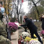 11.11.2020. Sandomierz. Uroczystości patriotyczne przy pomniku 2. Pułku Piechoty Legionów Armii Krajowej. Na zdjęciu (w środku): Marcin Piwnik - starosta sandomierski i Andrzej Swajda - sekretarz powiatu sandomierskiego / Grażyna Szlęzak-Wójcik / Radio Kielce