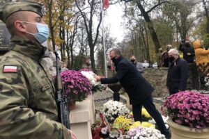 11.11.2020. Sandomierz. Uroczystości patriotyczne przy pomniku 2. Pułku Piechoty Legionów Armii Krajowej. Na zdjęciu (w środku): Marcin Piwnik - starosta sandomierski i Andrzej Swajda - sekretarz powiatu sandomierskiego / Grażyna Szlęzak-Wójcik / Radio Kielce