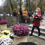 11.11.2020. Sandomierz. Uroczystości patriotyczne przy pomniku 2. Pułku Piechoty Legionów Armii Krajowej. Na zdjęciu: Aneta Przyłucka - sekretarz miasta / Grażyna Szlęzak-Wójcik / Radio Kielce