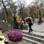 11.11.2020. Sandomierz. Uroczystości patriotyczne przy pomniku 2. Pułku Piechoty Legionów Armii Krajowej. Na zdjęciu (w środku): Marek Kwitek - poseł PiS / Grażyna Szlęzak-Wójcik / Radio Kielce