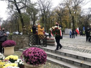 11.11.2020. Sandomierz. Uroczystości patriotyczne przy pomniku 2. Pułku Piechoty Legionów Armii Krajowej. Na zdjęciu (w środku): Marek Kwitek - poseł PiS / Grażyna Szlęzak-Wójcik / Radio Kielce