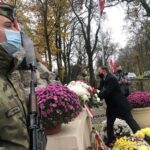 11.11.2020. Sandomierz. Uroczystości patriotyczne przy pomniku 2. Pułku Piechoty Legionów Armii Krajowej. Na zdjęciu (w środku): Marek Kwitek - poseł PiS / Grażyna Szlęzak-Wójcik / Radio Kielce