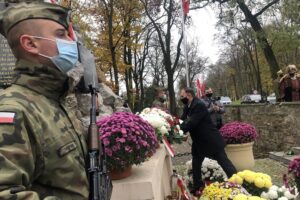 11.11.2020. Sandomierz. Uroczystości patriotyczne przy pomniku 2. Pułku Piechoty Legionów Armii Krajowej. Na zdjęciu (w środku): Marek Kwitek - poseł PiS / Grażyna Szlęzak-Wójcik / Radio Kielce