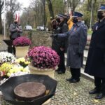 11.11.2020. Sandomierz. Uroczystości patriotyczne przy pomniku 2. Pułku Piechoty Legionów Armii Krajowej. Na zdjęciu (w środku): Waldemar Maruszczak - zarząd powiatowy Ochotniczej Straży Pożarnej w Sandomierzu, Ryszard Komański - komendant powiatowy policji w Sandomierzu i Andrzej Włodarczyk - zastępca komendanta powiatowego Państwowej Straży Pożarnej w Sandomierzu / Grażyna Szlęzak-Wójcik / Radio Kielce