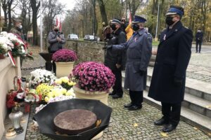 11.11.2020. Sandomierz. Uroczystości patriotyczne przy pomniku 2. Pułku Piechoty Legionów Armii Krajowej. Na zdjęciu (w środku): Waldemar Maruszczak - zarząd powiatowy Ochotniczej Straży Pożarnej w Sandomierzu, Ryszard Komański - komendant powiatowy policji w Sandomierzu i Andrzej Włodarczyk - zastępca komendanta powiatowego Państwowej Straży Pożarnej w Sandomierzu / Grażyna Szlęzak-Wójcik / Radio Kielce