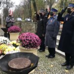 11.11.2020. Sandomierz. Uroczystości patriotyczne przy pomniku 2. Pułku Piechoty Legionów Armii Krajowej. Na zdjęciu (w środku): Waldemar Maruszczak - zarząd powiatowy Ochotniczej Straży Pożarnej w Sandomierzu, Ryszard Komański - komendant powiatowy policji w Sandomierzu i Andrzej Włodarczyk - zastępca komendanta powiatowego Państwowej Straży Pożarnej w Sandomierzu / Grażyna Szlęzak-Wójcik / Radio Kielce