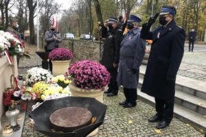 11.11.2020. Sandomierz. Uroczystości patriotyczne przy pomniku 2. Pułku Piechoty Legionów Armii Krajowej. Na zdjęciu (w środku): Waldemar Maruszczak - zarząd powiatowy Ochotniczej Straży Pożarnej w Sandomierzu, Ryszard Komański - komendant powiatowy policji w Sandomierzu i Andrzej Włodarczyk - zastępca komendanta powiatowego Państwowej Straży Pożarnej w Sandomierzu / Grażyna Szlęzak-Wójcik / Radio Kielce