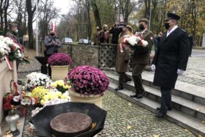 11.11.2020. Sandomierz. Uroczystości patriotyczne przy pomniku 2. Pułku Piechoty Legionów Armii Krajowej / Grażyna Szlęzak-Wójcik / Radio Kielce